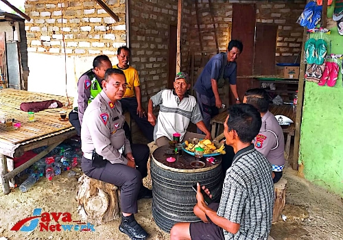 Kasat Lantas Polres Sumenep AKP Lamudji SH Saat Ngopi Bareng Bersama Supir, Ojek dan Tukang Becak