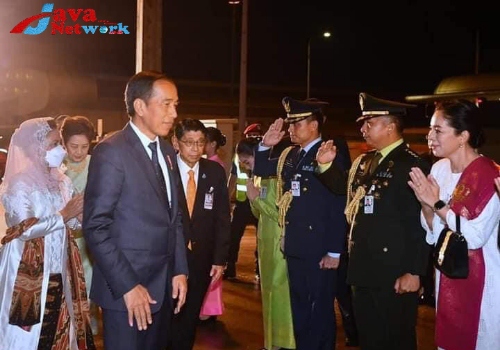 Presiden Jokowi dan Ibu Negara Iriana Saat Bertolak Dari Bangkok Menuju Jakarta