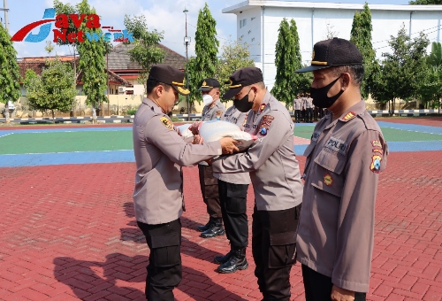 Kapolres Sumenep AKBP Edo Satya Kentriko SH SIK MH saat Menyerahkan Secara Simbolis 2 Ton Beras