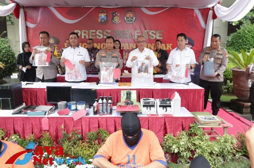 Kapolda Jatim Irjen Pol Toni Harmanto Saat Konferensi Pers di Gedung Mahameru Polda Jatim
