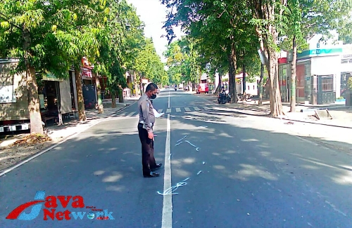Petugas Satlantas Polres Sumenep Saat Olah TKP di Jalan KH Mansyur Desa Pabian Depan Kantor Samsat