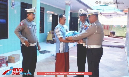 Kasat Lantas Polres Sumenep AKP Lamudji.,S.H Didampingi Kanit Laka Lantas IPDA Moh Suki dan Kanit Tujarwali Aiptu Djailani Saat Kunjungi Keluarga Korban Kecelakaan Pelajar Di Desa Paberasan Kecamatan Kota Sumenep