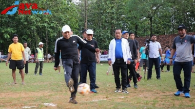 Bupati Sampang H. Slamet Junaidi Menendang Bola Tanda Turnamen Putra Kades Cup 2022 Dibuka