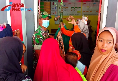 Saat Babinsa Desa Saronggi Sertu Supandi Giat Dampingi Kegiatan Posyandu