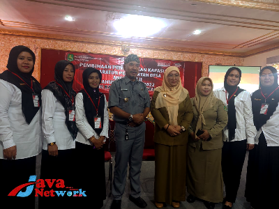 Wabup Sumenep Hj. Dewi Khalifah.,S.H.,M.H Bersama Kadis DPMD Kabupaten Sumenep Anwar Yusuf Syahroni dan Peserta Diklat