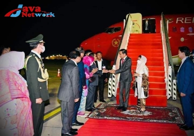 Presiden Jokowi Bersama Ibu Negara Saat Tiba Di Pelabuhan Udara Phon Penh Kamboja