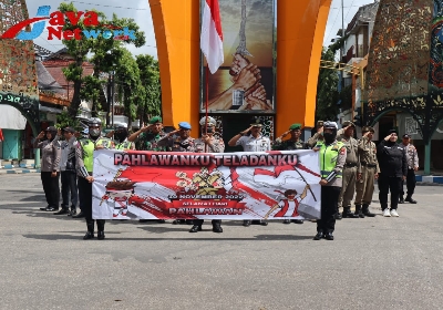 Peringati Hari Pahlawan, Satlantas Polres Sumenep Hentikan Sejenak Aktivitas Kendaraan dan Ajak Pengendara Hormat Bendera