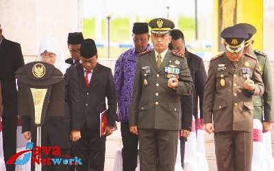 Dandim Sumenep Letkol Czi Donny Pramudya Mahardi SE saat Menghadiri Upacara Peringatan Hari Pahlawan ke-77 Tahun 2022 Di TMP Joko Tole