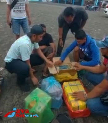 Petugas Polairud Bersama Tersangka Dan Barang Bukti Yang Berhasil Diamankan