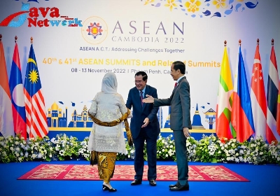 Presiden Jokowi dan Ibu Negara Iriana Saat Menghadiri Upacara Pembukaan KTT ASEAN Kamboja