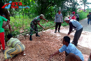 Masyarakat Sekitar Saat Memperbaiki Jalan Amblas