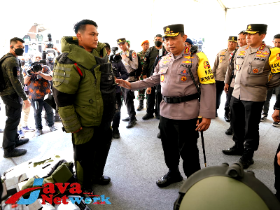 Kapolri Jenderal Polisi Drs Listyo Sigit Prabowo MSi Saat Mengecek Peralatan Dan Kesiapan Dalam Rangka KTT G20 Bali