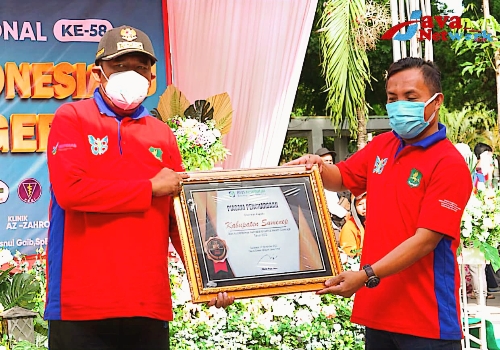Bupati Sumenep Ra Achmad Fauzi, S.H.,M.H Saat Memberikan Penghargaan Di Puncak HKN