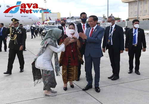 Presiden Jokowi dan Ibu Negara Saat berada Di Pelabuhan Udara Kamboja