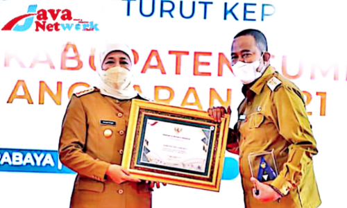 Bupati Sumenep Ra Achmad Fauzi.,S.H.,M.H Saat Menerima Penghargaan Dari Gubernur Jatim Khofifah Indar Parawansa di Surabaya