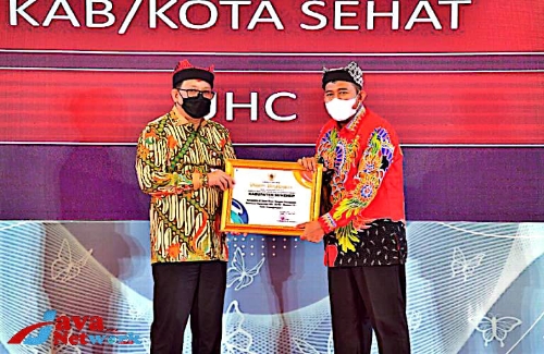 Bupati Sumenep Ra Achmad Fauzi, S.H.,M.H Saat Menerima Tiga Penghargaan di Bidang Kesehatan Dari Gubernur Jatim Khofifah Indar Parawansa