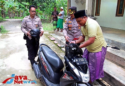 Saat Kapolres Sumenep Mengantarkan Langsung Kepada Pemilik Sepeda Motor Yang Hilang Di Desa Poja