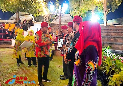 Bupati Sumenep Achmad Fauzi ketika menyerahkan hadiah kepada para juara Bupati Award 2022, Rabu (16/11/2022) malam.