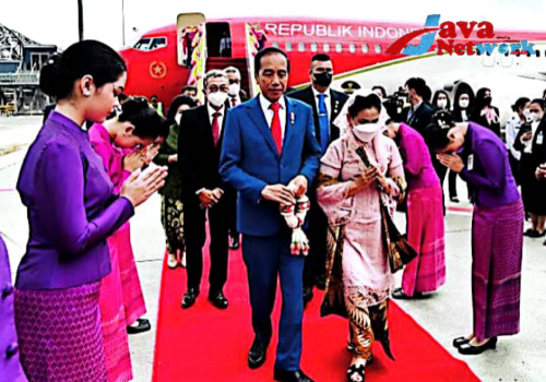 Presiden Jokowi Bersama Ibu Negara Iriana Tiba di Pelabuhan Udara Bangkok Thailand