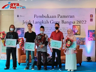 Saat Guru ASN Rodi Hartono Menerima Penghargaan Juara I Lomba Melukis Tingkat Nasional Di UI Yogyakarta 