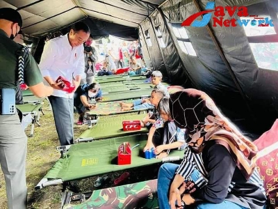 Presiden Jokowi saat Kunjungi Pengungsi Gempa Cianjur