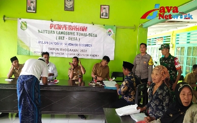 Babinsa Desa Bicabbi Serda M Yusuf Saat Melaksanakan Kegiatan Pembagian BLT DD Desa Dungkek
