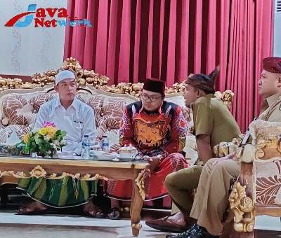 Bupati Sumenep Ra Achmad Fauzi, S.H.,M.H saat Menerima Kunjungan Silaturahmi Ketua FKUB Kabupaten Sumenep KH. Qusyairi Zaini Bersama Jajarannya
