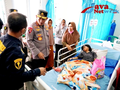 Kapolri Jenderal Polisi Drs Listyo Sigit Prabowo MSi Saat Menjenguk Korban Gempa Bumi di Cianjur