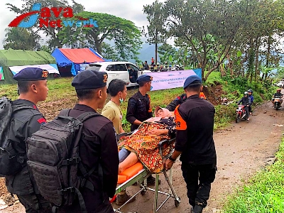 Anggota Brimob Melakukan Pertolongan Didesa Terisolir Dengan Menggunakan Tandu