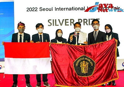 Kelima Maharani UB Saat Menerima Penghargaan di Korea