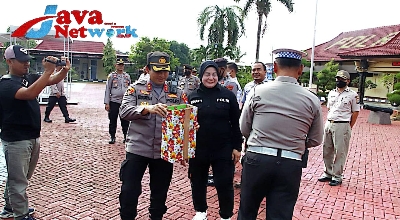 Kapolres Sumenep AKBP Edo Satya Kentriko SH SIK MH Saat Menyalurkan Bansos Korban Gempa Cianjur