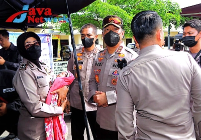 Kadiv Humas Mabes Polri Irjen Pol Dedi Prasetyo Saat Melihat Kondisi Anak 5 Tahun Yang Berhasilnya Di Evakuasi Tim TNI-POLRI