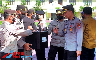 Kapolda Sulteng dan Anggota Polda Sultra Saat Memberikan Santunan Gempa Bumi Cianjur