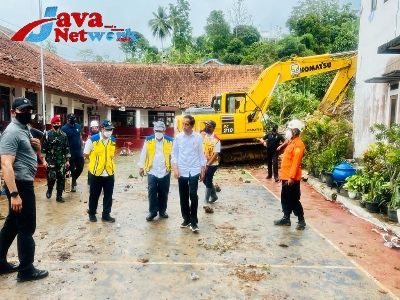 Presiden Jokowi Saat Meninjau Alat Berat Untuk Evakuasi Korban Gempa Bumi Cianjur Jawa Barat