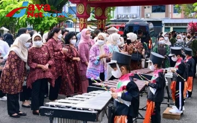 Ibu Iriana dan OASE KIM Belajar dan Bermain Dengan Anak-anak di Sumatra Selatan