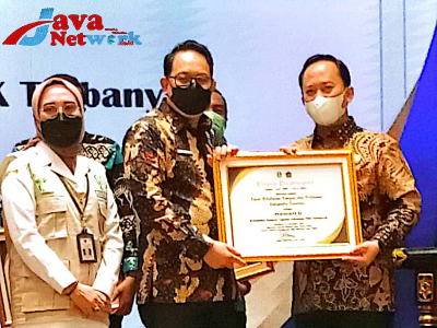 Kepala DKPP Kabupaten Sumenep Arif Firmanto Saat Menerima Penghargaan Dari Sekda Provinsi Jawa Timur