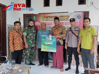 Babinsa Desa Cangkramaan Kecamatan Kangayan Saat Dampingi Penyaluran BLT-DD