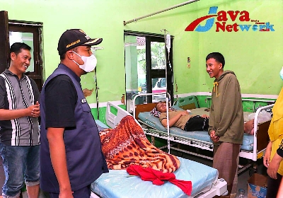 Bupati Sumenep Ra Achmad Fauzi, S.H.,M.H. saat Menjenguk Pasien Di Puskesmas Pragaan Terdampak Banjir