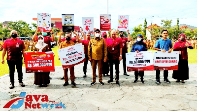 Bupati Sumenep Bersama Pemenang Undian Berhadiah Gebyar Bank Jatim 2022
