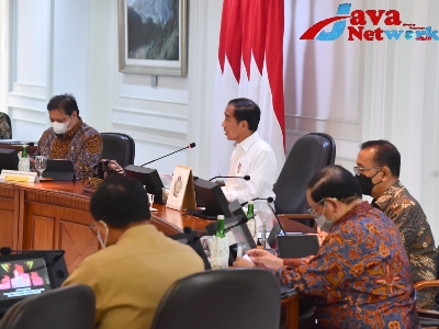Presiden Jokowi Saat Memimpikan Rapat Terbatas Di Istana Negara