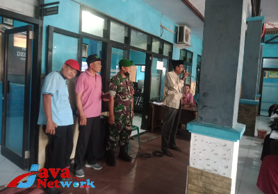 Babinsa Kalianget Saat Dampingi Penyaluran BLT-DD di Desa Kertasada
