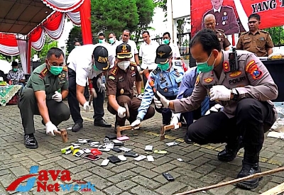 Dandim 0827/Sumenep Letkol Czi Donny Pramudya Mahardi SE Saat Menghadiri Pemusnahan Barang Bukti Hasil Kejahatan