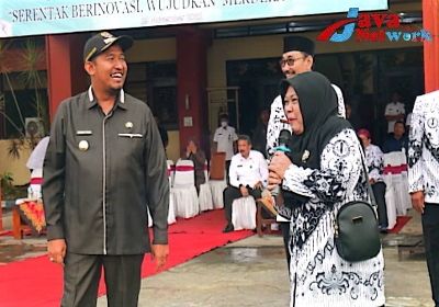 Bupati Sumenep Ra Achmad Fauzi Saat Bertemu Gurunya SMPN 4 Batuan Ibu Nanik Dan Pak Mus