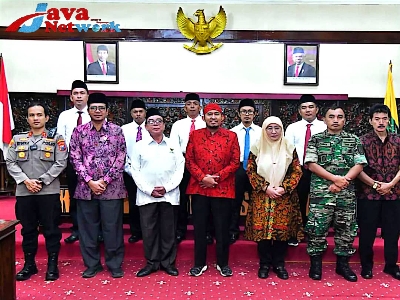 Bupati Sumenep Ra Achmad Fauzi SH MH Foto Bersama Usai Pelantikan Lima Pimpinan BAZNAS Sumenep
