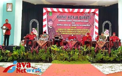 Bupati Sumenep Ra Achmad Fauzi SH MH Saat Memberikan Sambutan Pada Raker Bupati Bersama Camat, Kades, dan Pendamping Desa
