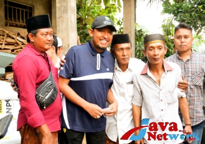 Bupati Sumenep Ra Achmad Fauzi SH MH Saat Meninjau Langsung Pendistribusian Perdana Bantuan Pupuk Gratis Untuk Petani
