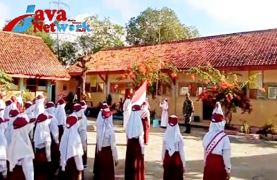 Serma Erwis Saat Menjadi Irup Upacara Bendera di SDN II Karangsokon