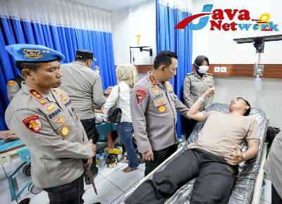Kapolri Didampingi Kadiv Propam Polri Saat Menjenguk Korban Bom Bunuh Diri