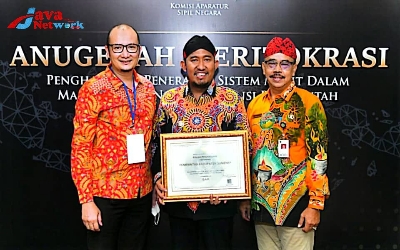 Bupati Sumenep Saat Menerima Penghargaan Katagori Baik Dari KASN Didampingi Oleh Kepala BKPSDM Kabupaten Sumenep