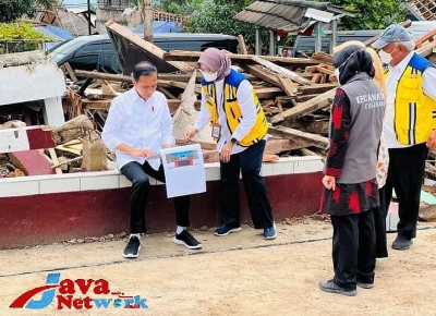 Presiden Jokowi Saat Meninjau SDN Sukamaju 1 Yang Hancur Akibat Gempa Bumi Cianjur